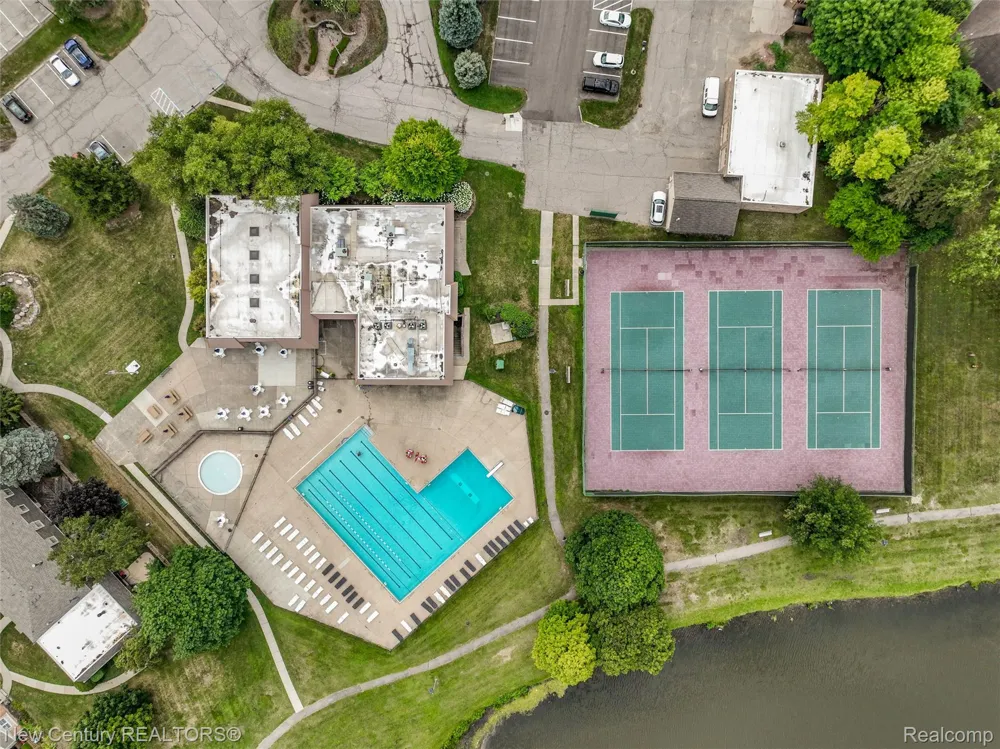 1689 Brentwood Drive Troy City, MI 48098