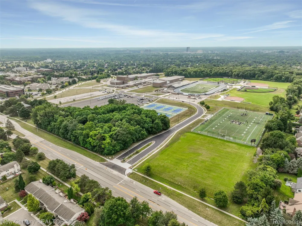 1689 Brentwood Drive Troy City, MI 48098