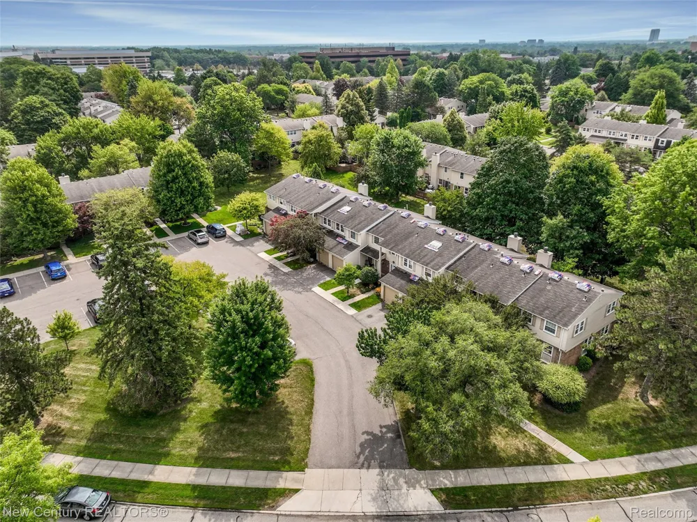 1689 Brentwood Drive Troy City, MI 48098