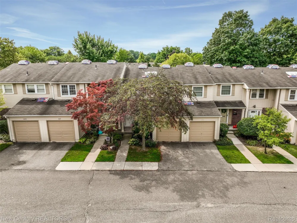 1689 Brentwood Drive Troy City, MI 48098