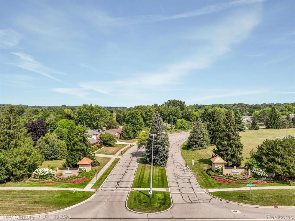 1689 Brentwood Drive Troy City, MI 48098