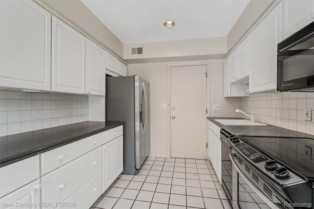 1689 Brentwood Drive Troy City, MI 48098