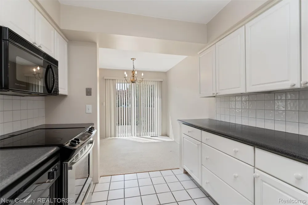 1689 Brentwood Drive Troy City, MI 48098