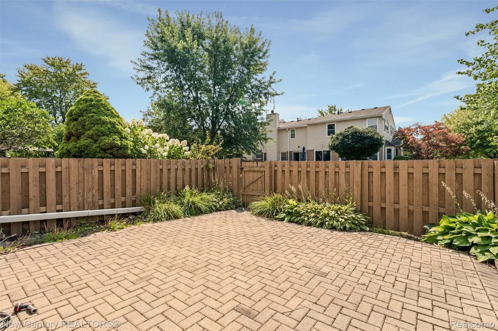 1689 Brentwood Drive Troy City, MI 48098