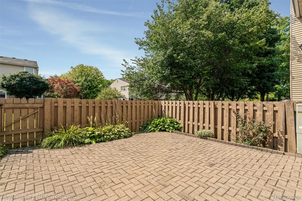 1689 Brentwood Drive Troy City, MI 48098