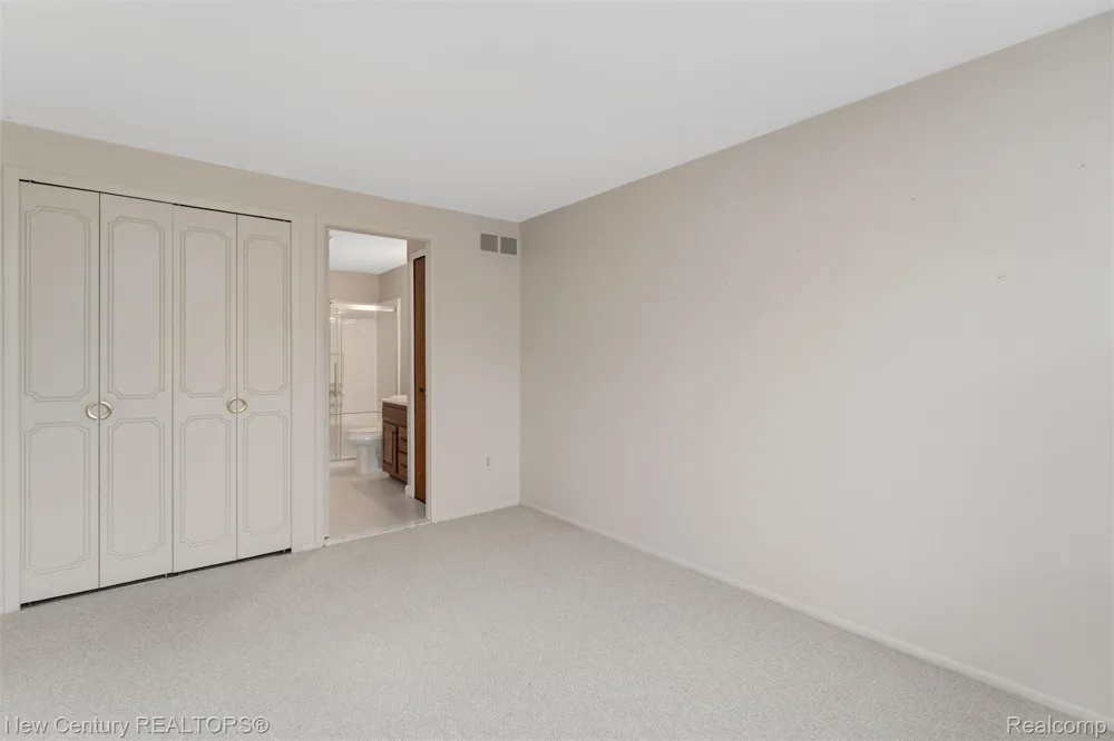 1689 Brentwood Drive Troy City, MI 48098
