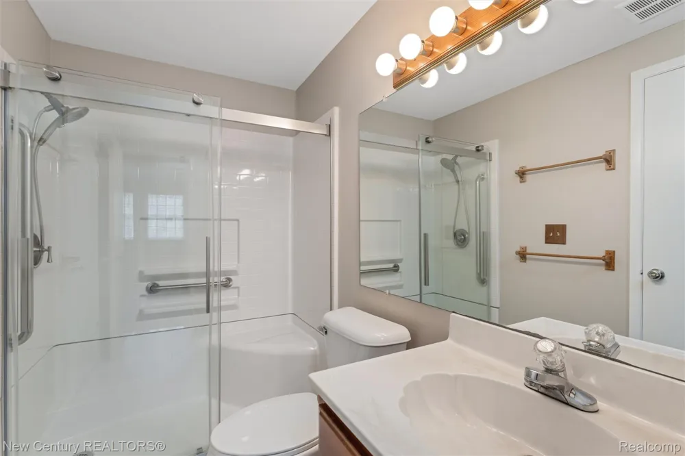 1689 Brentwood Drive Troy City, MI 48098