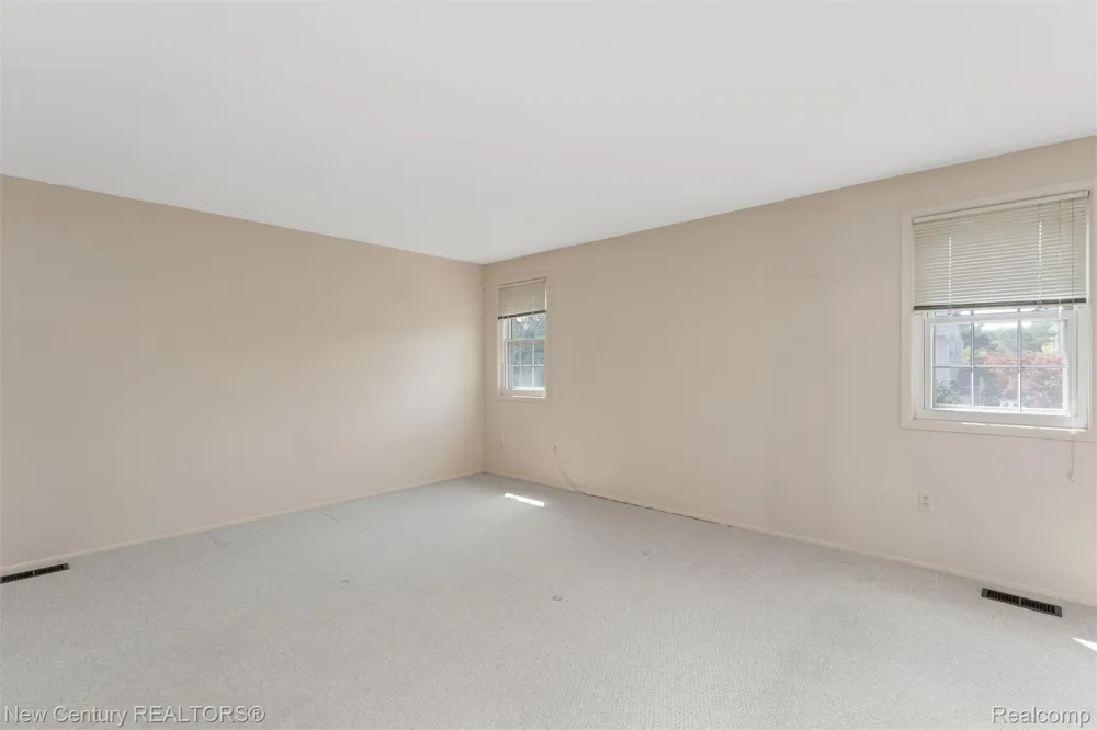 1689 Brentwood Drive Troy City, MI 48098
