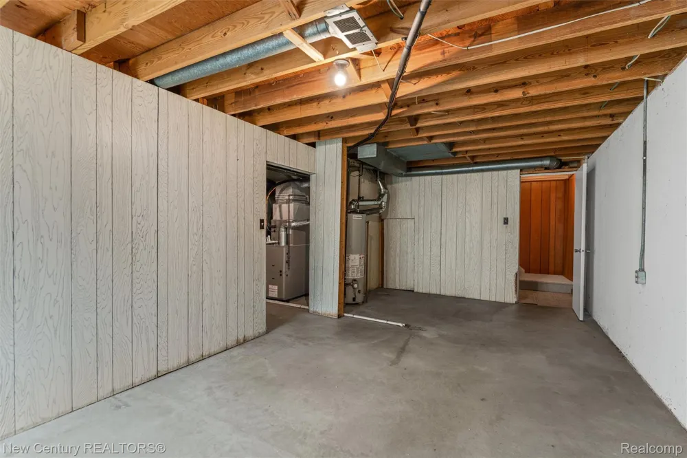 1689 Brentwood Drive Troy City, MI 48098
