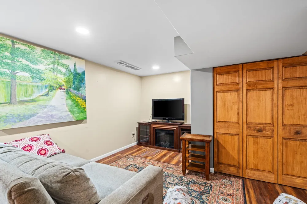 5274 Karlin Road Green Lake Township, MI 49643