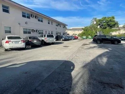 1250 S Alhambra Cir #18 Coral Gables, FL 33146