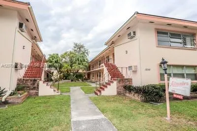 1250 S Alhambra Cir #18 Coral Gables, FL 33146