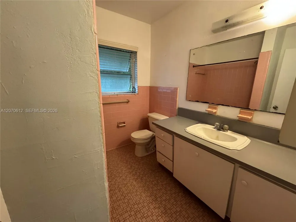 1250 S Alhambra Cir #18 Coral Gables, FL 33146