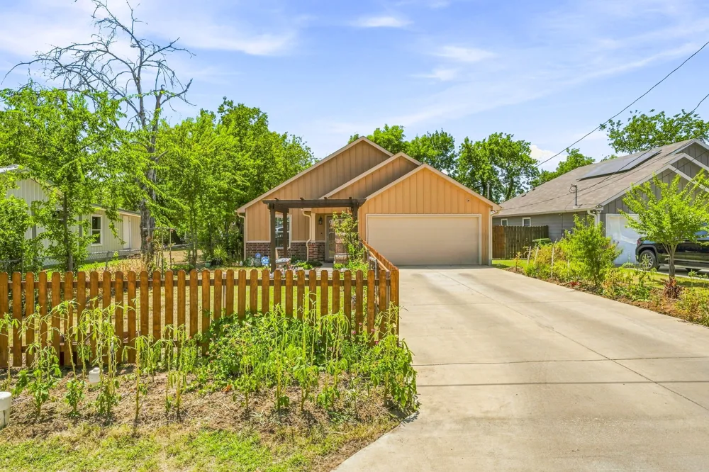 1006 SE 3rd Street Mineral Wells, TX 76067