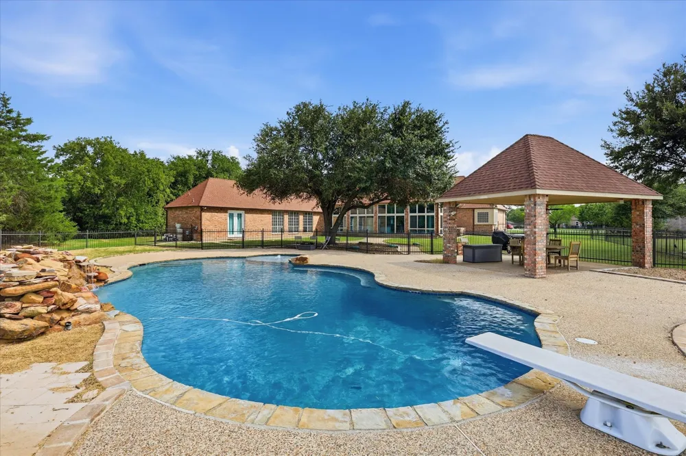 220 Meadow Lake Court Double Oak, TX 75077