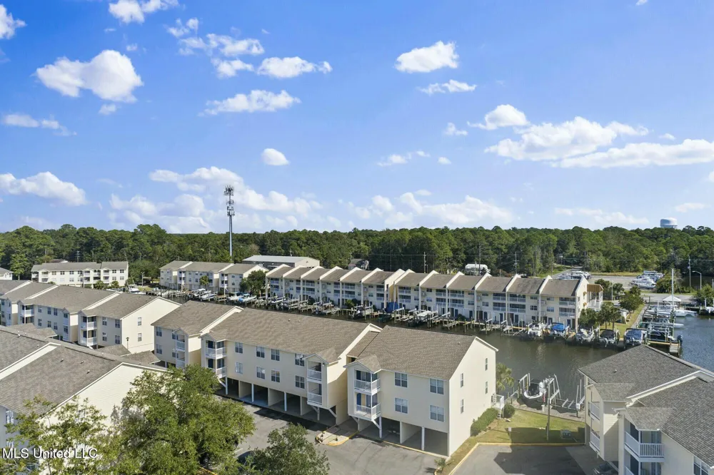 2421 Beachview Drive Ocean Springs, MS 39564