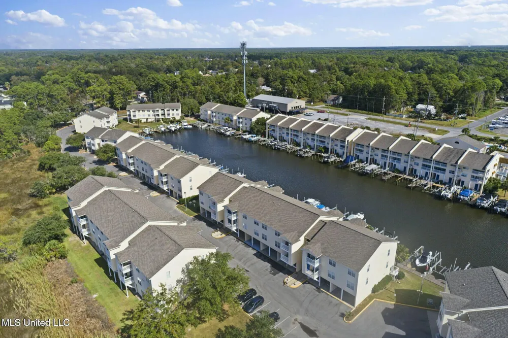 2421 Beachview Drive Ocean Springs, MS 39564