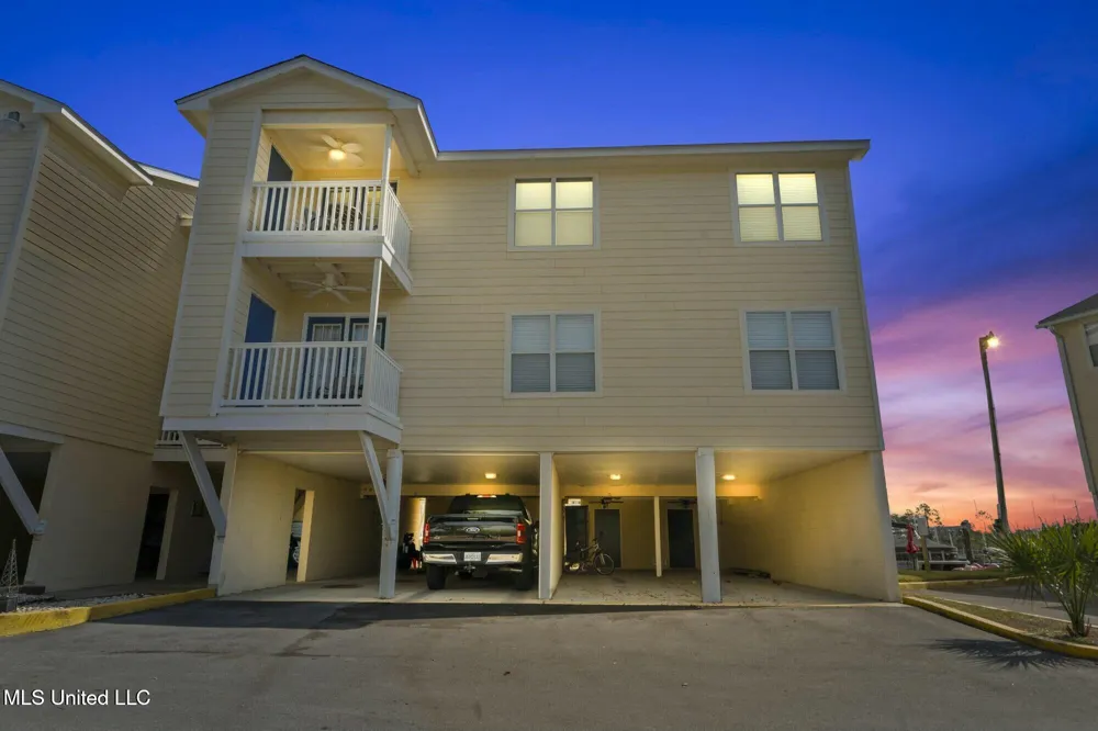 2421 Beachview Drive Ocean Springs, MS 39564