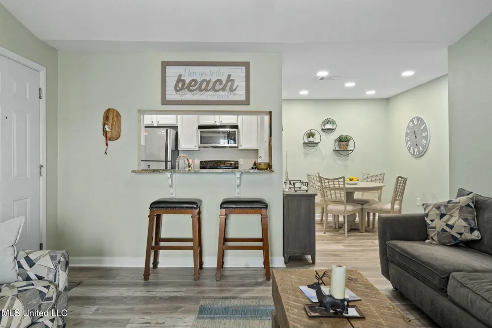 2421 Beachview Drive Ocean Springs, MS 39564