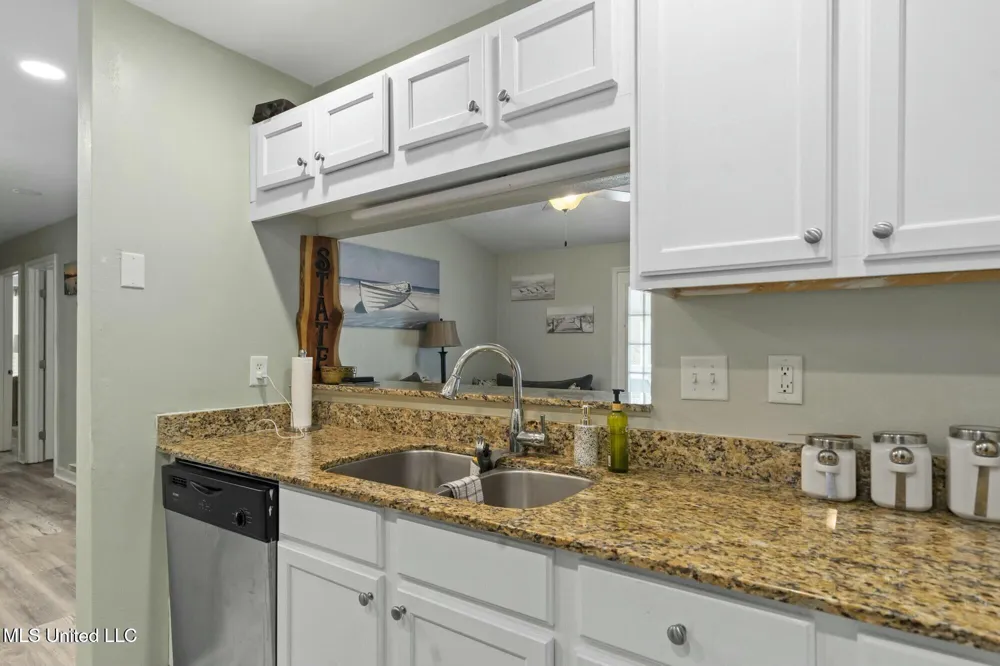 2421 Beachview Drive Ocean Springs, MS 39564
