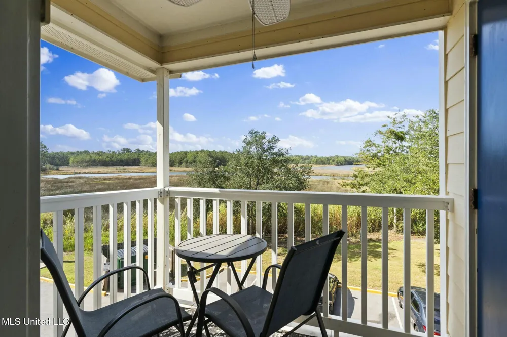 2421 Beachview Drive Ocean Springs, MS 39564