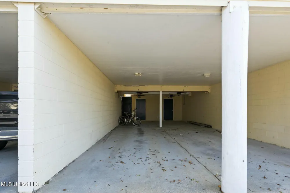 2421 Beachview Drive Ocean Springs, MS 39564