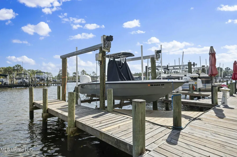 2421 Beachview Drive Ocean Springs, MS 39564