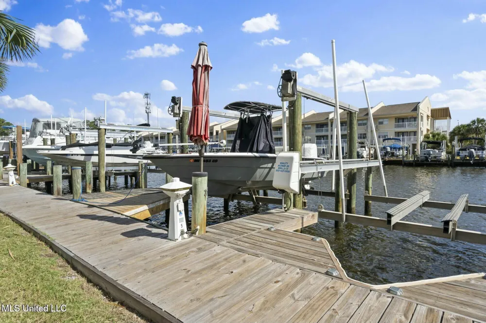 2421 Beachview Drive Ocean Springs, MS 39564