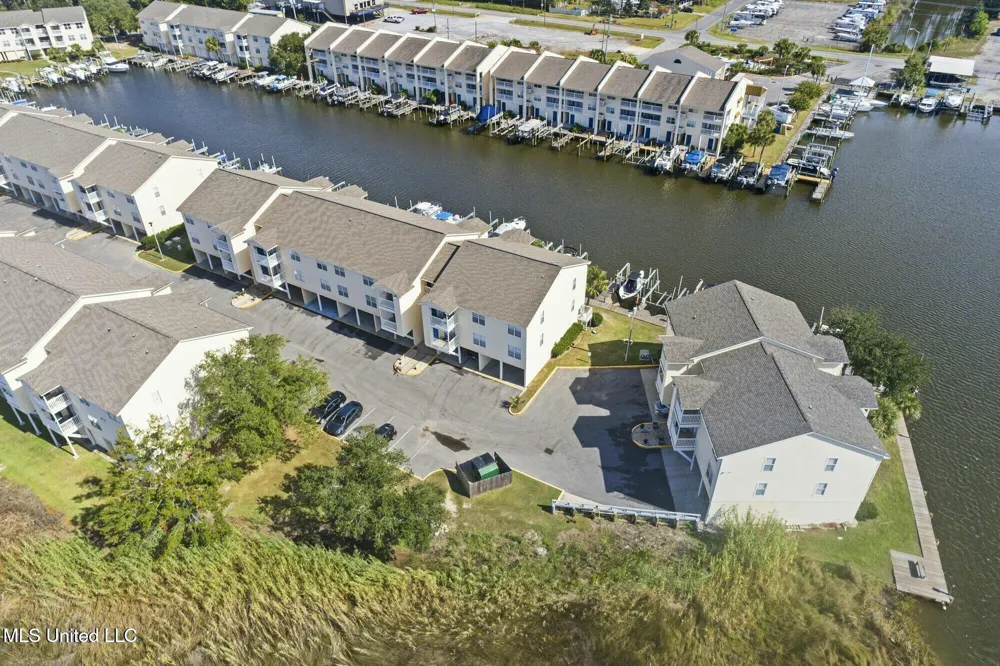 2421 Beachview Drive Ocean Springs, MS 39564