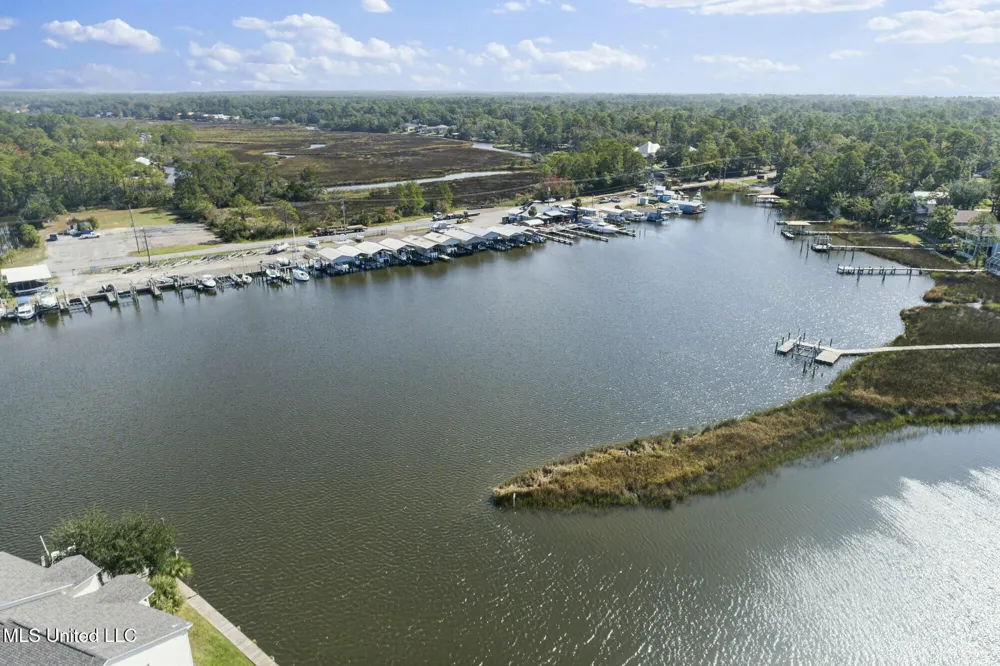 2421 Beachview Drive Ocean Springs, MS 39564