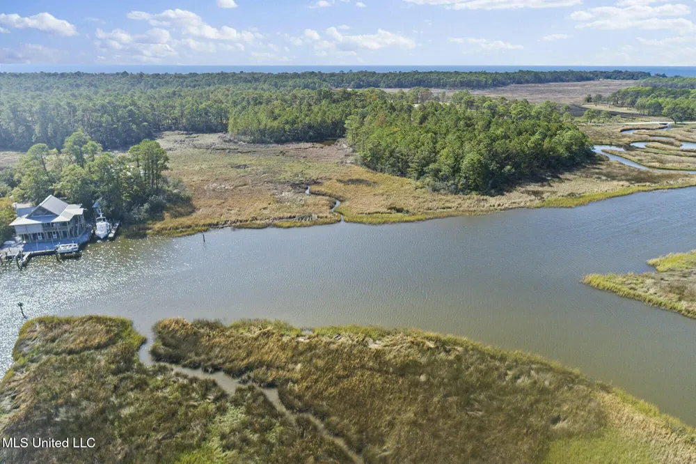 2421 Beachview Drive Ocean Springs, MS 39564