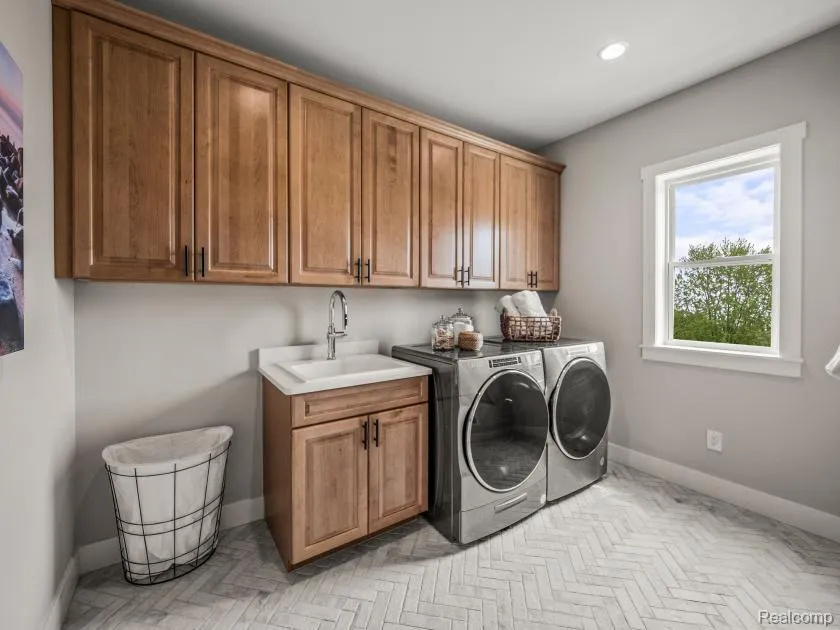 2420 Provencal Drive Commerce Charter Township, MI 48382