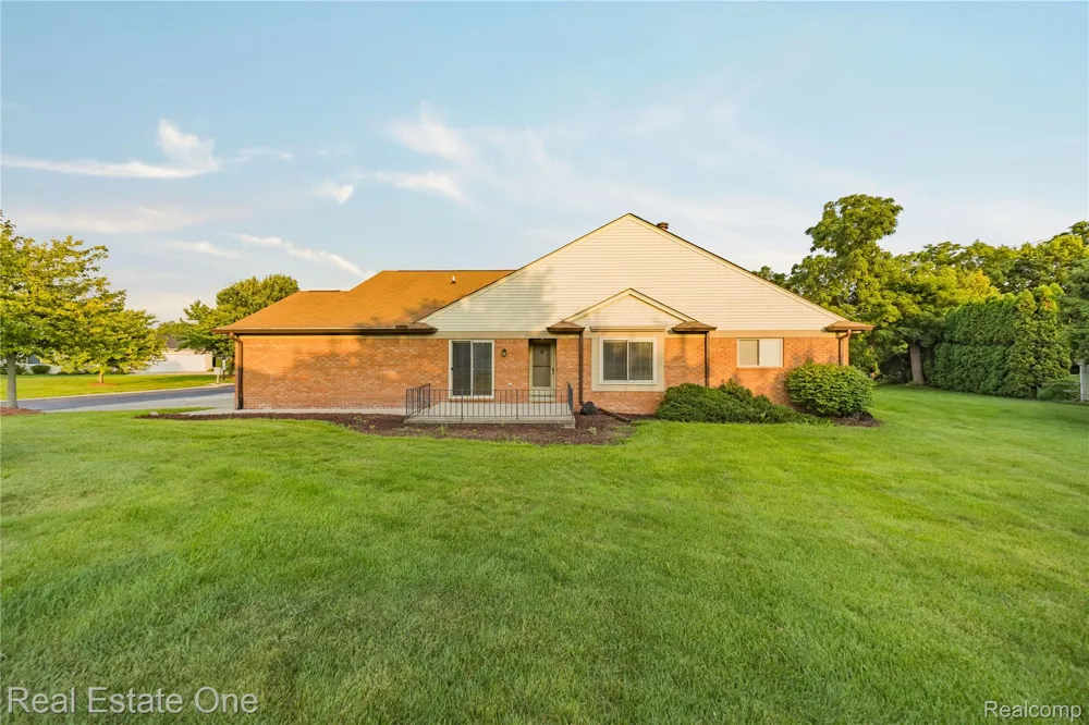 20640 Palm Meadow Drive Clinton Charter Township, MI 48036
