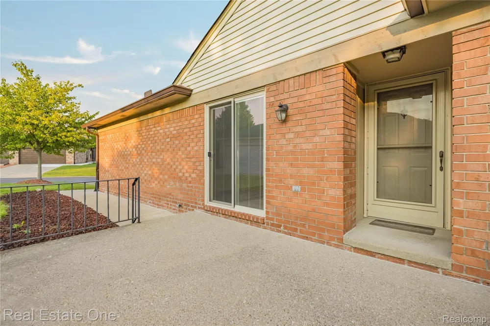 20640 Palm Meadow Drive Clinton Charter Township, MI 48036