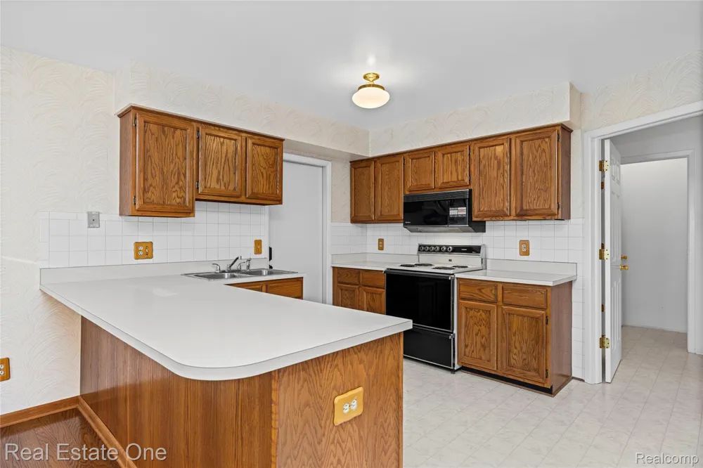 20640 Palm Meadow Drive Clinton Charter Township, MI 48036