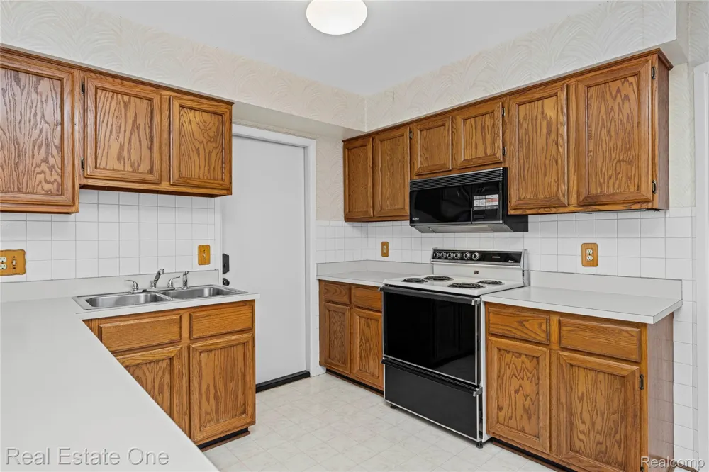 20640 Palm Meadow Drive Clinton Charter Township, MI 48036