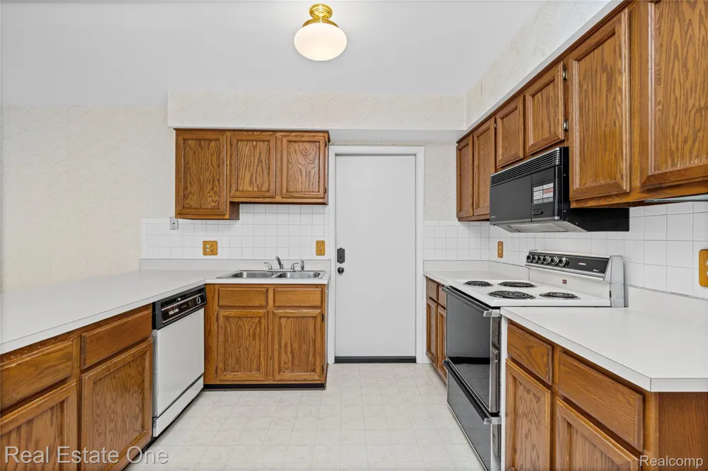 20640 Palm Meadow Drive Clinton Charter Township, MI 48036