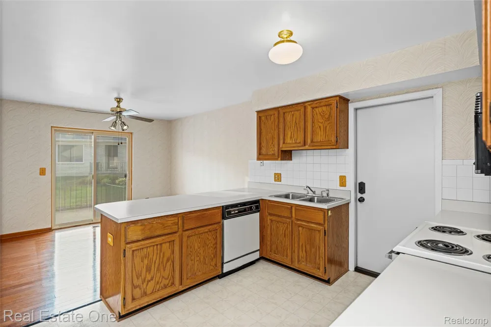 20640 Palm Meadow Drive Clinton Charter Township, MI 48036