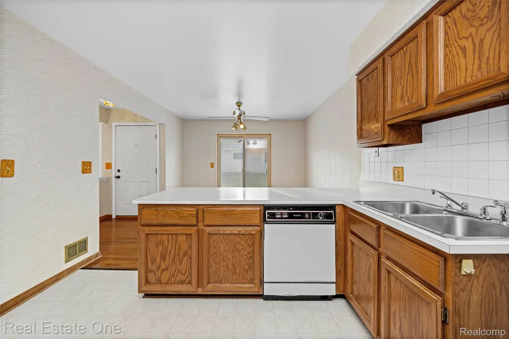 20640 Palm Meadow Drive Clinton Charter Township, MI 48036