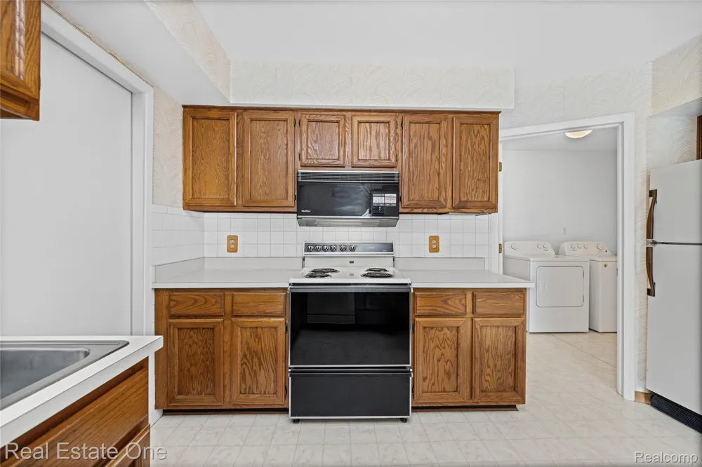 20640 Palm Meadow Drive Clinton Charter Township, MI 48036