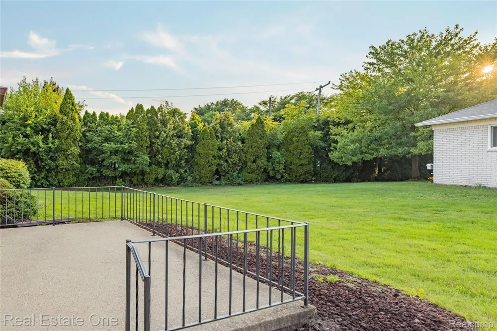 20640 Palm Meadow Drive Clinton Charter Township, MI 48036