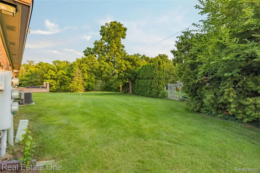 20640 Palm Meadow Drive Clinton Charter Township, MI 48036