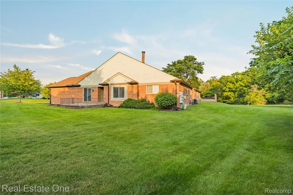 20640 Palm Meadow Drive Clinton Charter Township, MI 48036