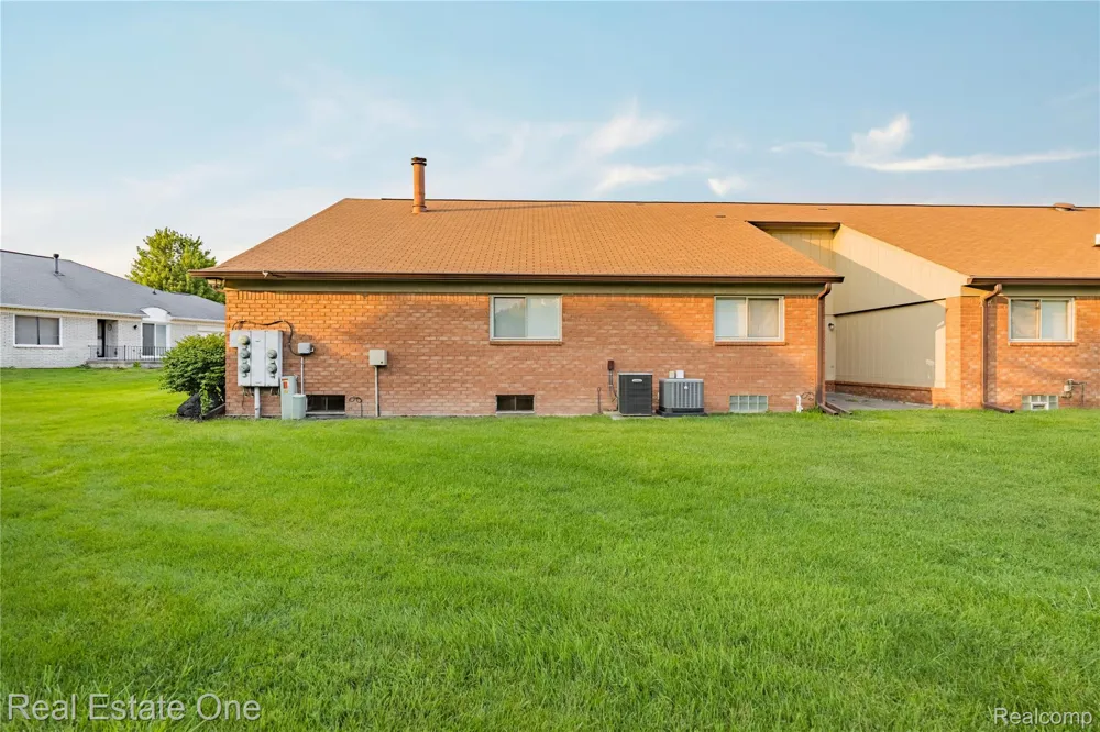 20640 Palm Meadow Drive Clinton Charter Township, MI 48036