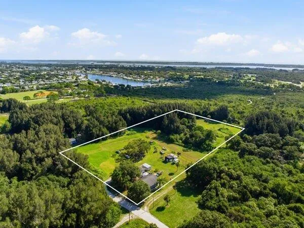 8698 63RD AVENUE Vero Beach, FL 32967