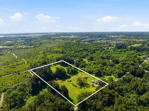 8698 63RD AVENUE Vero Beach, FL 32967