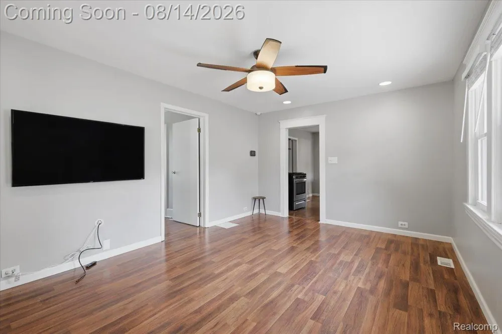 276 Walper Avenue Clawson City, MI 48017