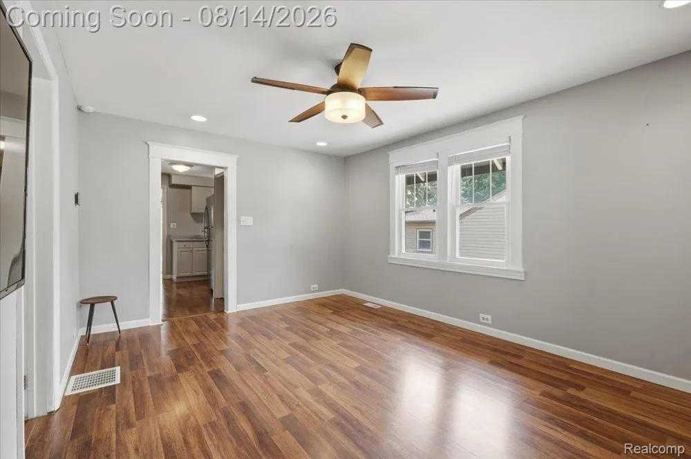 276 Walper Avenue Clawson City, MI 48017