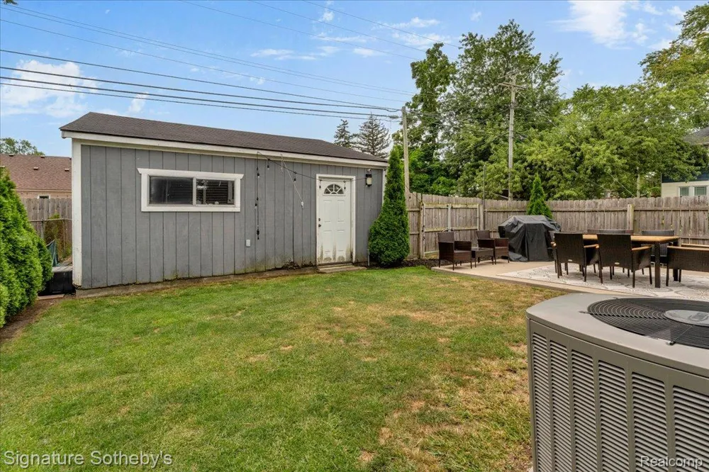1099 Eaton Road Berkley City, MI 48072