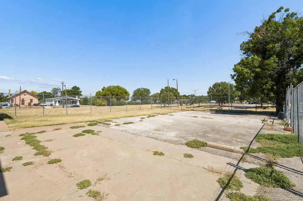 1200 E Maddox Avenue Fort Worth, TX 76104